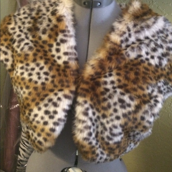 Short faux fur jacket, never worn. - Picture 2 of 2